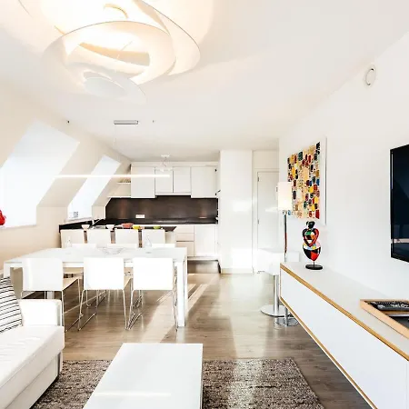 Amatus 303 In With Balcony Apartment *